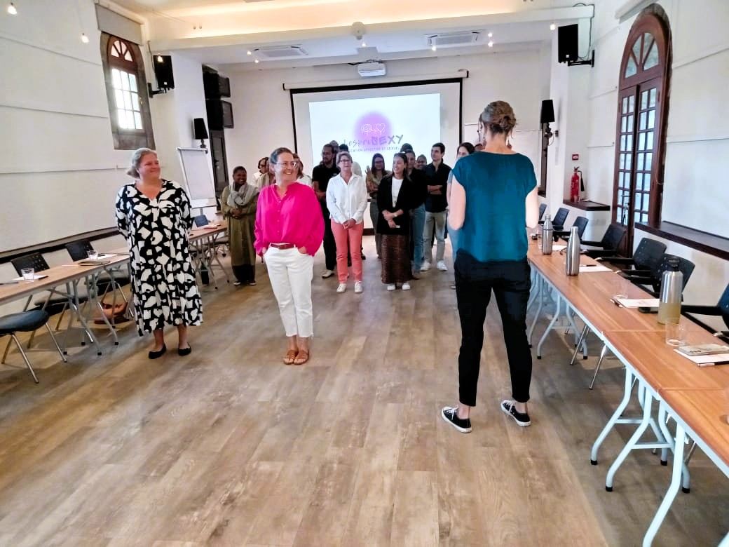 Des collaborateurs debout en cercle dans une grande salle lumineuse, pendant une activité d'atelier au Domaine de Labourdonnais